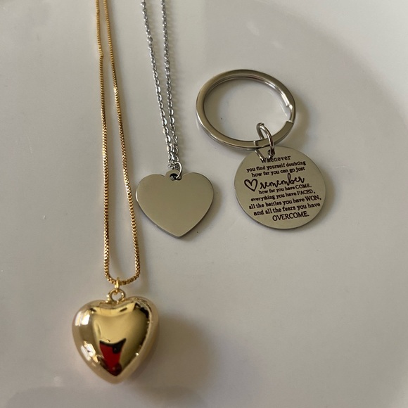 2 Necklaces and a keychain - Picture 3 of 3